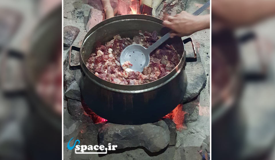 تهیه غذا به روش سنتی در اقامتگاه بوم گردی خونه سنگی - شهربابک - روستای میمند
