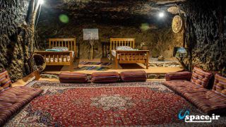 اتاق سنتی و زیبای اقامتگاه بوم گردی خونه سنگی - شهربابک - روستای میمند
